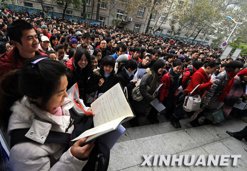 11��29�գ��ڹ��ҹ���Ա�п��Ͼ���ҵ��ѧ���㣬һ�������ڽ���ǰץ����ϰ���»�����������