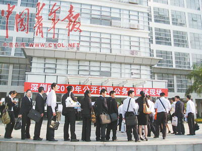 3��24�գ������Ŷӽ��������״�����ִ���๫��Ա�����ֳ����������� ������ 