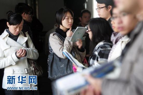  12��5�գ���2011���������ؼ���ֱ��������¼����Ա�����㽭��ѧ��ϪУ�����㣬�����ڿ���ǰ�������ĸ�ϰ���»��緢(��� ��) 