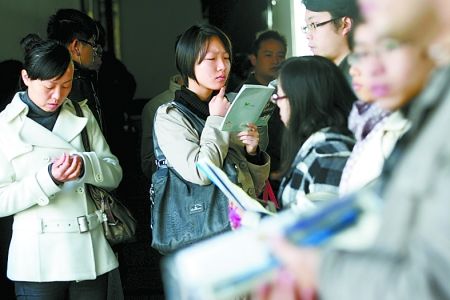 12��5�գ���2011���������ؼ���ֱ��������¼����Ա�����㽭��ѧ��ϪУ�����㣬�����ڿ���ǰ�������ĸ�ϰ��