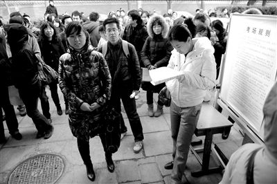 ������վ�ڿ������������һ��ʱ�俴�顣����������������