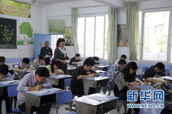 4��24�գ��������ϳ�������Сѧ����μӹ���Ա���Ա��ԡ�