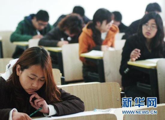 4��24�գ��ڽ���ʡ�����п��������ԣ�����ְҵ��ѧ���㣬�����ڴ��⡣