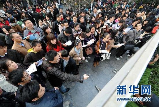 11��27�գ����Ͼ���ҵ��ѧ���㣬�μӹ��ҹ���Ա���ԵĿ����ڿ����ֲ�ͼ���ϲ����Լ��Ŀ������»������ �����